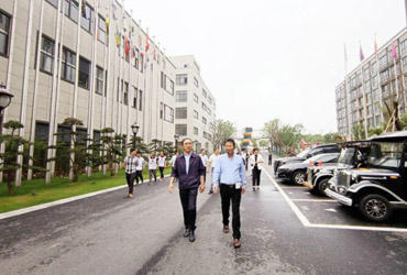 Ван Хайцзин из Общества Красного Креста Китая и сопровождающие его лица посетили долгосрочный медицинский промышленный парк для исследований и рекомендаций.